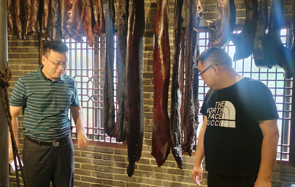 专家们在观摩湖湘肴“腊肉王” 专家们在观摩湖湘肴“腊肉王”