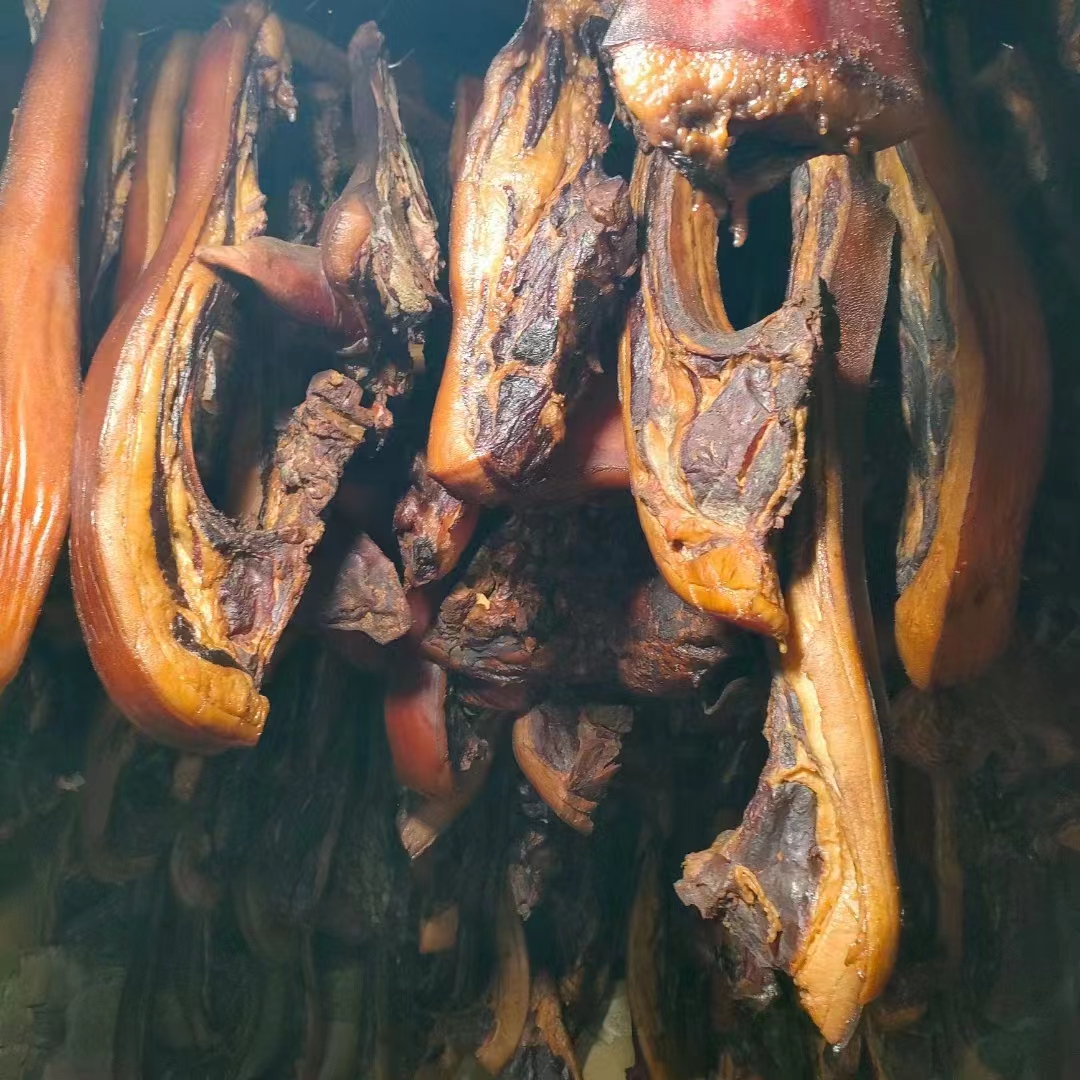 去除熏制包装纸之后的湖湘肴腊肉 去除熏制包装纸之后的湖湘肴腊肉